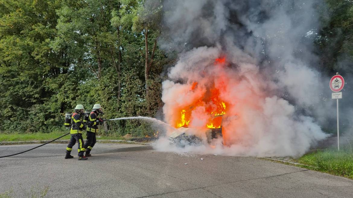 PKW in Vollbrand