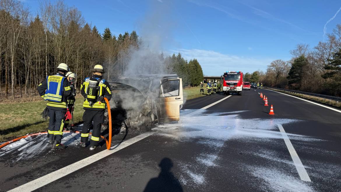 PKW in Vollbrand auf der Autobahn